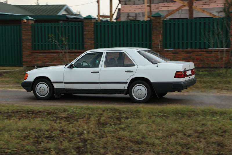 Когда трава была зеленее: тест-драйв Mercedes-Benz W124