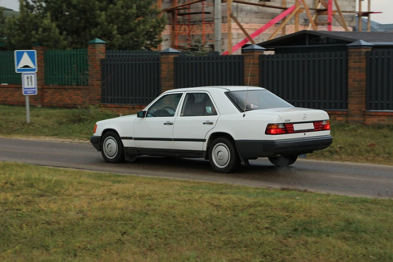 Когда трава была зеленее: тест-драйв Mercedes-Benz W124