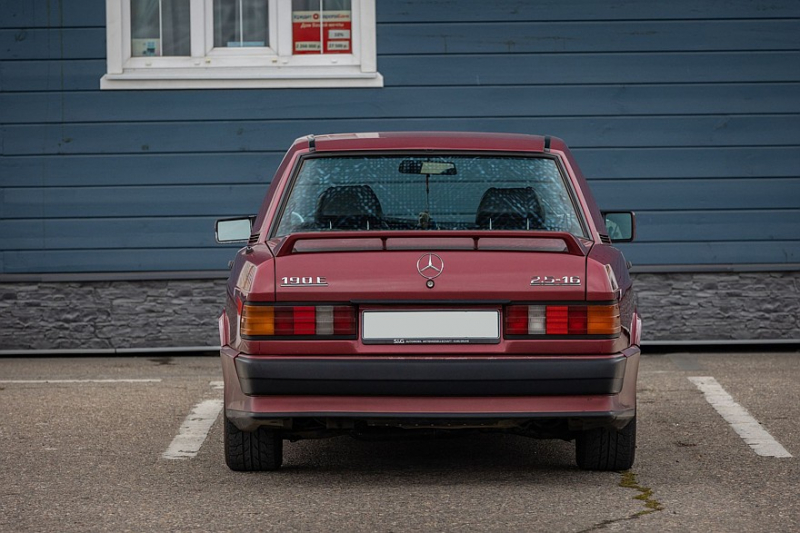 Спорт, британский мотор и активная подвеска: опыт владения Mercedes-Benz 190E 2.5-16 Cosworth