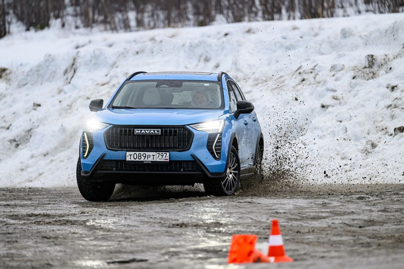 Знакомая внешность, панорамная крыша и старые недостатки: тест-драйв обновленного Haval Jolion