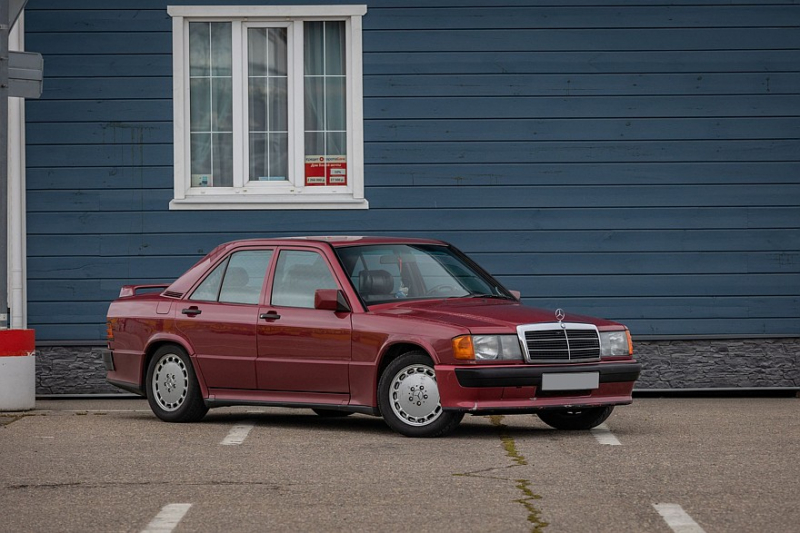 Спорт, британский мотор и активная подвеска: опыт владения Mercedes-Benz 190E 2.5-16 Cosworth