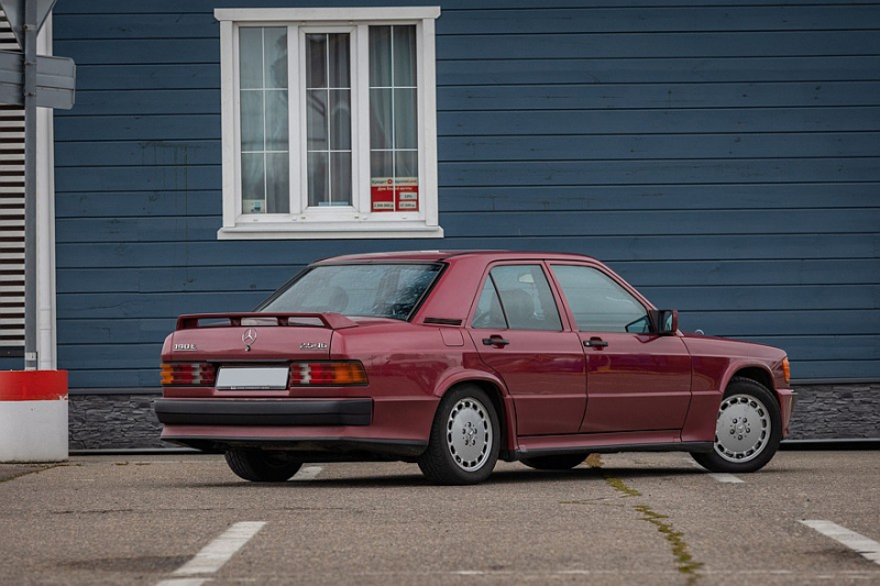 Спорт, британский мотор и активная подвеска: опыт владения Mercedes-Benz 190E 2.5-16 Cosworth